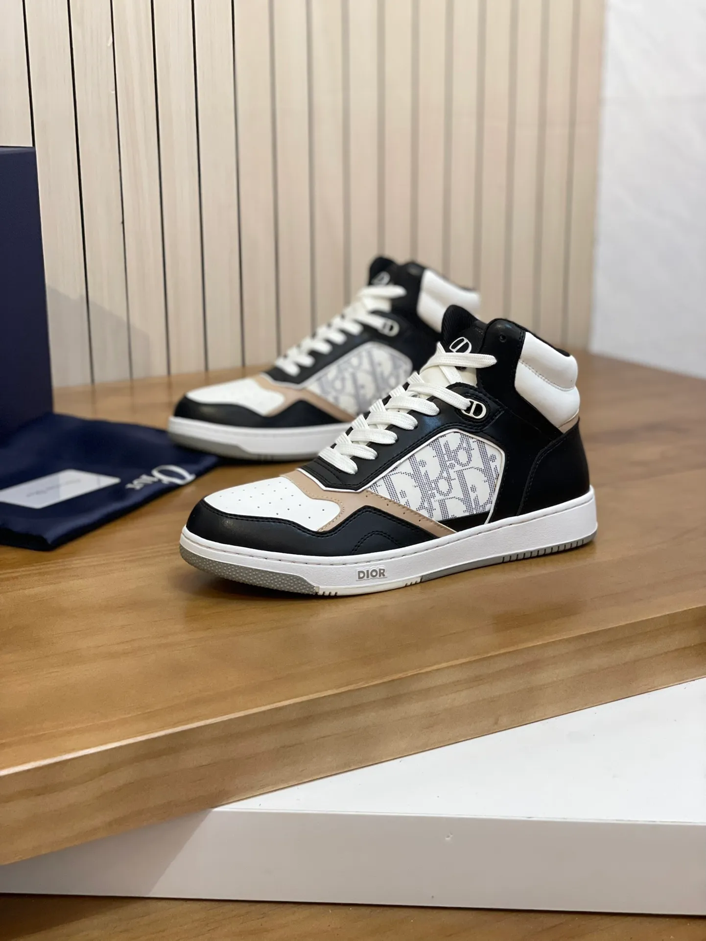 Men's shoes: 💰P460¥ Product trademark: Dior* "Dior*" high-top casual shoes Regular size: 38-44 (can be customized to 45.46) Product materials: Upper imported cowhide stitched with original fabric, breathable lining, original outsole. Number: 1006